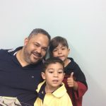 Pais e filhos na atividade de arte da homenagem do Dia dos Pais, em agosto