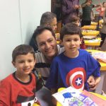 Pais e filhos na atividade de arte da homenagem do Dia dos Pais, em agosto