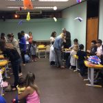 Pais e filhos na atividade de arte da homenagem do Dia dos Pais, em agosto