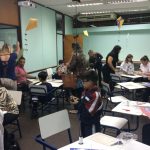 Pais e filhos na atividade de arte da homenagem do Dia dos Pais, em agosto