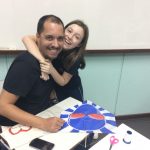 Pais e filhos na atividade de arte da homenagem do Dia dos Pais, em agosto