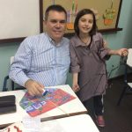 Pais e filhos na atividade de arte da homenagem do Dia dos Pais, em agosto