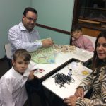 Pais e filhos na atividade de arte da homenagem do Dia dos Pais, em agosto