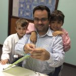 Pais e filhos na atividade de arte da homenagem do Dia dos Pais, em agosto