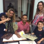 Pais e filhos na atividade de arte da homenagem do Dia dos Pais, em agosto