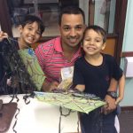 Pais e filhos na atividade de arte da homenagem do Dia dos Pais, em agosto