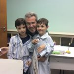Pai e filho posam para foto na homenagem do Dia dos Pais, em agosto