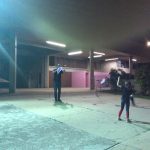 Pais e alunos em atividade na quadra à noite, durante a homenagem do Dia dos Pais
