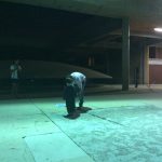 Pais e alunos em atividade na quadra à noite, durante a homenagem do Dia dos Pais