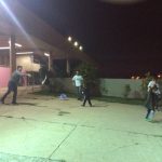 Pais e alunos em atividade na quadra à noite, durante a homenagem do Dia dos Pais