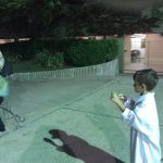 Pais e alunos em atividade na quadra à noite, durante a homenagem do Dia dos Pais