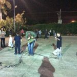 Pais e alunos em atividade na quadra à noite, durante a homenagem do Dia dos Pais