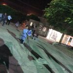 Pais e alunos em atividade na quadra à noite, durante a homenagem do Dia dos Pais