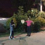 Pais e alunos em atividade na quadra à noite, durante a homenagem do Dia dos Pais