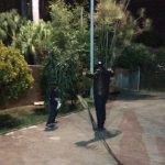 Pais e alunos em atividade na quadra à noite, durante a homenagem do Dia dos Pais