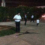 Pais e alunos em atividade na quadra à noite, durante a homenagem do Dia dos Pais