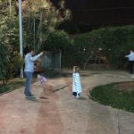 Pais e alunos em atividade na quadra à noite, durante a homenagem do Dia dos Pais