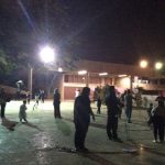 Pais e alunos em atividade na quadra à noite, durante a homenagem do Dia dos Pais