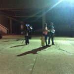 Pais e alunos em atividade na quadra à noite, durante a homenagem do Dia dos Pais
