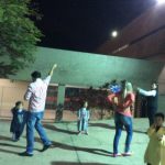 Pais e alunos em atividade na quadra à noite, durante a homenagem do Dia dos Pais