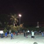 Pais e alunos em atividade na quadra à noite, durante a homenagem do Dia dos Pais