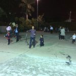 Pais e alunos em atividade na quadra à noite, durante a homenagem do Dia dos Pais
