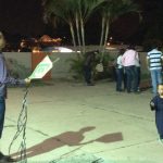Pais e alunos em atividade na quadra à noite, durante a homenagem do Dia dos Pais