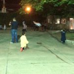 Pais e alunos em atividade na quadra à noite, durante a homenagem do Dia dos Pais