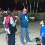 Pais e alunos em atividade na quadra à noite, durante a homenagem do Dia dos Pais