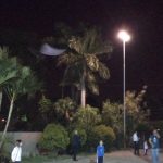 Pais e alunos em atividade na quadra à noite, durante a homenagem do Dia dos Pais