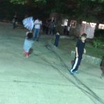 Pais e alunos em atividade na quadra à noite, durante a homenagem do Dia dos Pais