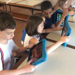 Alunos usam tablets em atividade de setembro