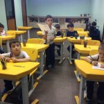 Alunos em atividade na sala de aula, em setembro