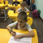Alunos em atividade na sala de aula, em setembro