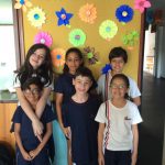 Trabalhos dos alunos expostos no corredor na exposição da primavera