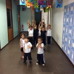 Trabalhos dos alunos expostos no corredor na exposição da primavera