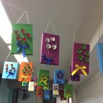 Trabalhos dos alunos expostos no corredor na exposição da primavera