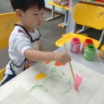Alunos em atividade de pintura na exposição da primavera, em setembro