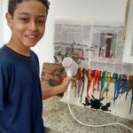 Alunos em atividade de pintura na exposição da primavera, em setembro