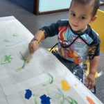 Alunos em atividade de pintura na exposição da primavera, em setembro