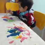 Alunos em atividade de pintura na exposição da primavera, em setembro