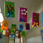 Alunos em atividade de pintura na exposição da primavera, em setembro