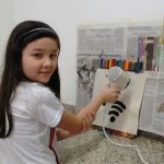 Alunos em atividade de pintura na exposição da primavera, em setembro