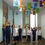 Alunos reunidos no corredor da escola, em setembro