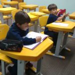 Alunos em atividade na sala de aula, em setembro