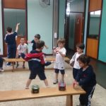 Alunos reunidos no corredor da escola, em setembro