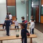 Alunos reunidos no corredor da escola, em setembro