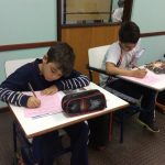 Alunos em atividade na sala de aula, em setembro
