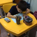 Alunos em atividade na sala de aula, em setembro
