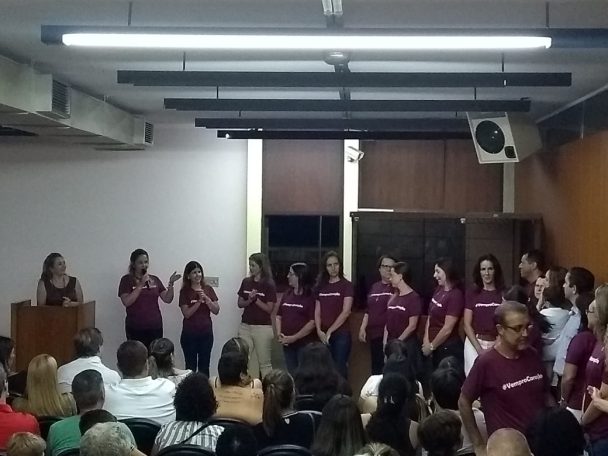 Equipe do colégio apresentando-se às famílias na primeira reunião de pais de 2019